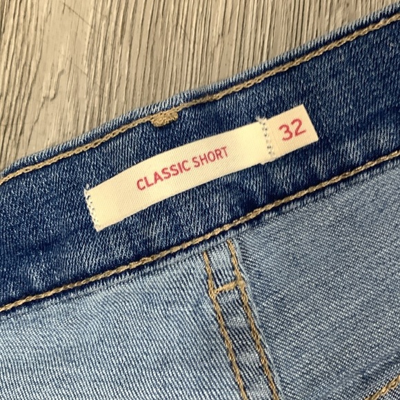 Levi’s Medium Wash “Classic Shorts” Stretch Denim 5 Pocket Style size 32 - Picture 9 of 12
